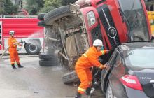 大货侧翻压扁轿车 驾驶员奇迹生还
