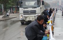 铜仁市城管局干部职工义务清洗道路隔离护栏