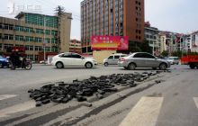 砖头散落一地 城管及时清理