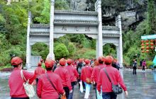 千名游客走进桃花源