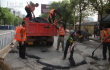 铜仁市市政处给路面“补妆”