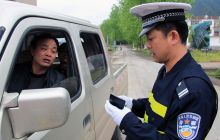 德江县交警大力整治交通违章行为