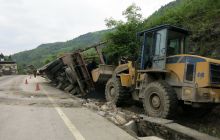 一大货车不慎侧翻  路政及时处理