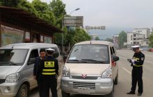 迎五一万山交警全力以赴做好道路交通安全保畅