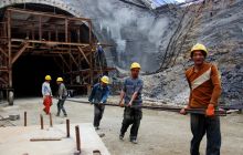 五一劳动节 坚守岗位的劳动者