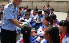 万山交警将交通安全知识带进 下溪乡中小学