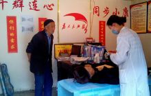 驻村干部为百姓义务检查身体