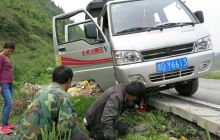 一小货车右车轮不慎掉下路肩侧翻