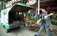 环卫处集中清理东太大道绿化带落叶