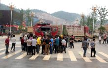 货车追尾“撞破头” 碧江区消防破拆救人