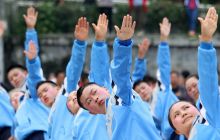 沿河举行中小学生摆手舞比赛