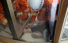 女童脚卡旋转门缝