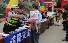 碧江区交警巧借社管综治宣传月活动助推“两车”整治工作　