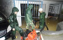 暴雨突降居民地下室被淹 印江消防紧急排险