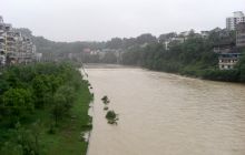 山洪爆发  冲毁松桃县城河堤护栏