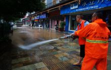 铜仁市环卫处清理暴雨后淤泥