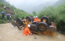 铲车倒扣5米河沟