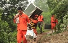 石阡暴雨致山体滑坡 消防积极转移群众