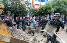 军民一心战洪流