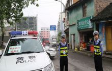 万山交警为高考学生保驾护航开通绿色通道