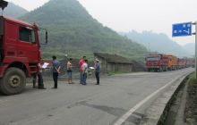 松桃路政为寨英古镇驾驶员上安全课