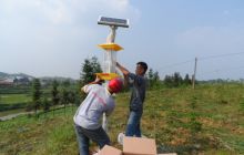 松桃长兴堡镇61盏太阳能杀虫灯“上班”
