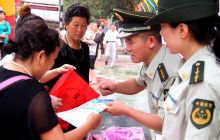 碧江区“安全生产月”消防街头送礼答疑解惑