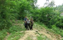 松桃路政顶烈日护送患病老人回家