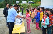 松桃县阳光凯沃服装有限公司在盘石镇举行“爱心助学”捐赠活动