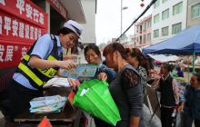 万山交警积极参与“安全生产月”宣传活动