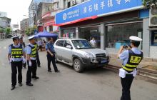 万山区部门强强联合整治城区交通秩序