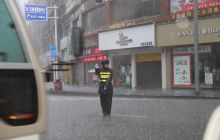 碧江“浇”警雨中执勤