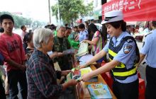 万山交警宣传执法两不误