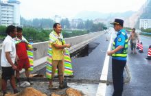 公路突现“大坑”