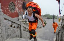 巅峰对决 30名消防勇士负重70斤沿8878级台阶登顶梵净山