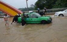 持续暴雨天气 交警出警排忧解难