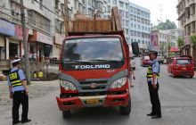 万山联合整治城区交通乱象行为