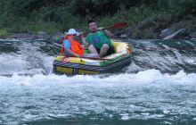 黔渝边区水上漂流醉游客