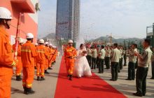 “飞扑哥”结婚高空送花 战友营区办婚礼