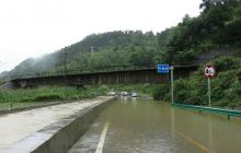 强降雨路面积水导致松桃县境内的冷孟联线公路交通中断