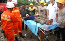 工人不慎钢筋刺穿大腿 碧江区消防切割施救