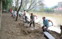 铜仁市总工会组织工人为锦江河岸清淤