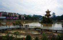 市城管局及时清理沿江步道淤积泥沙