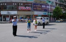 7.21碧江交警组织驾驶学员开展文明劝导行动