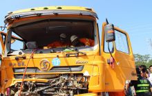 货车追尾驾驶员被困消防破拆营救