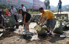 碧江区教育局积极参加锦江河环境整治万人集中志愿服务活动