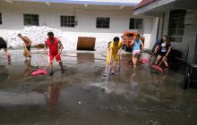 松桃县妙隘乡完小教职工为校园“洗脸”