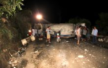 水泥罐车侧翻路中央