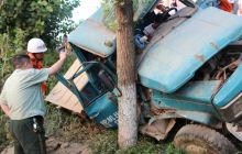 小货侧翻卡住驾驶员  消防官兵成功施救