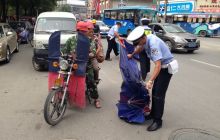 摩托车全副武装上路交警盯住就地“卸甲”